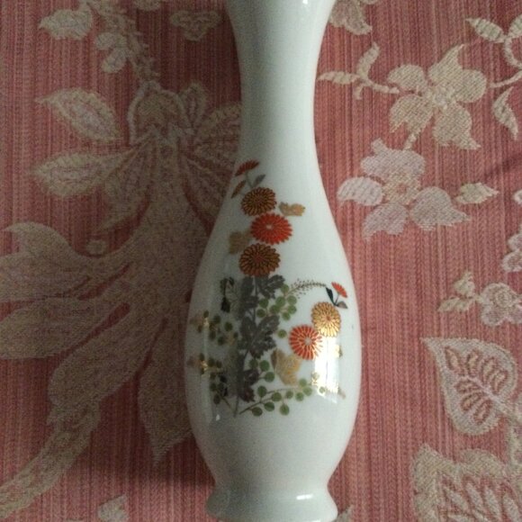 Beautiful porcelain vase floral 8" made in Taiwan - Picture 6 of 7